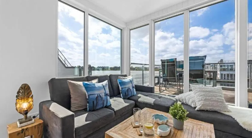 Schwimmendes Ferienhaus Antares One by Seeblick Ferien ORO, rundum Wasser, Sauna - Image 1