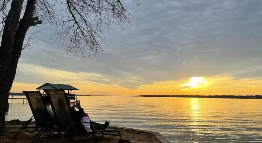 Lake home on 3 acres - Image 1