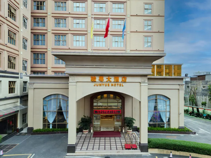JunYue Hotel - Image 1