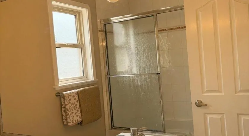 Modern Cozy Suite with AC near Metrotown Burnaby - Image 1