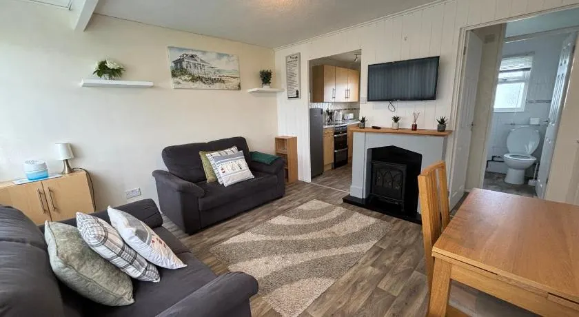 192, Two bed newly refurbished chalet on Sund0wner Holiday Park - Sleeps 5, pet friendly - Includes electricity, bed linen and towels - Entertainment options close by - Image 1
