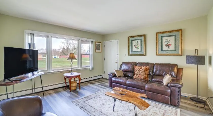 Cozy Couples Escape in Homewood: Pets Welcome! - Image 1