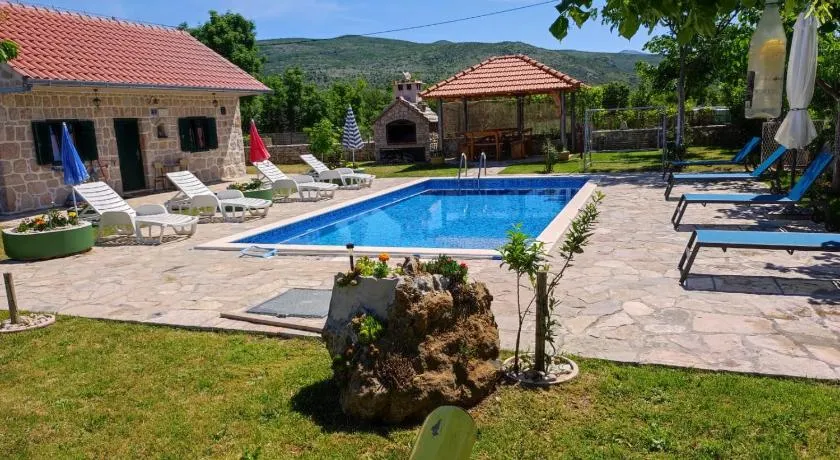 Nikini dvori - Image 1