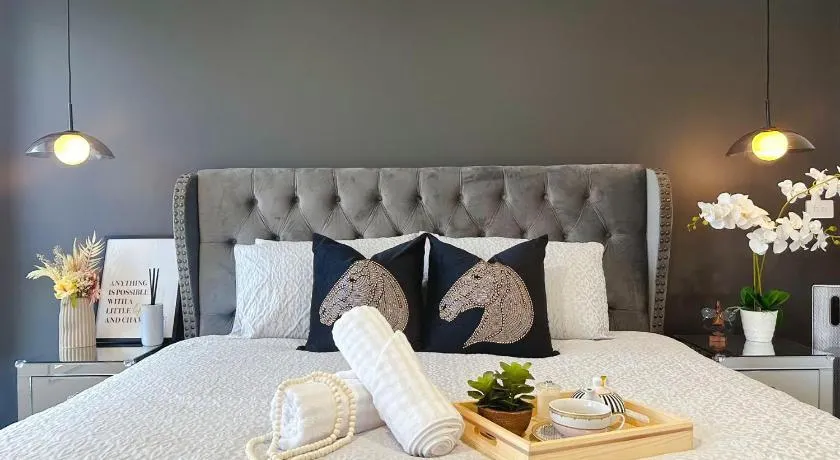 Luxe Retreat with Spa - Near airport & CBD - Image 1