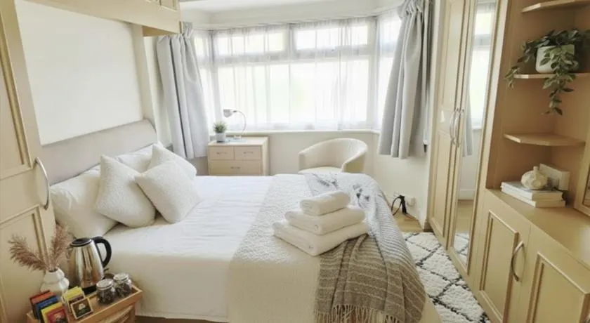 The Bliss Home Peaceful Retreat Close Transport Links Central London in 15mins Close to Heathrow Airport - Image 1