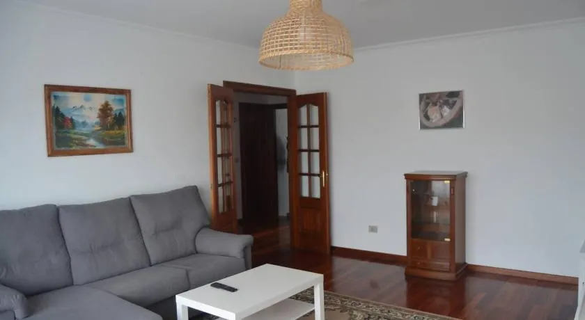 Precioso apartamento de 3 habitaciones en Cabañas. - Image 1