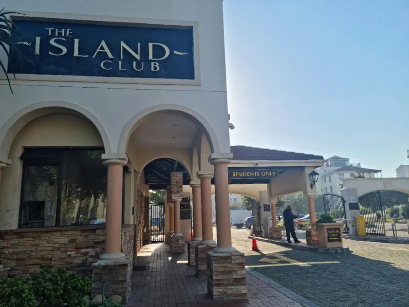 Island Club by Smart City Stays - Image 1