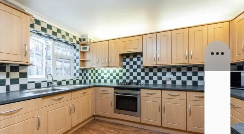 Purley House-Sleeps 8-Near Gatwick-Games Room - Image 1