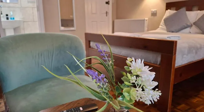 Inn By The Sea, Portsmouth - EN SUITE Rooms with Sea View Possible, parking EV 22kW - Image 1