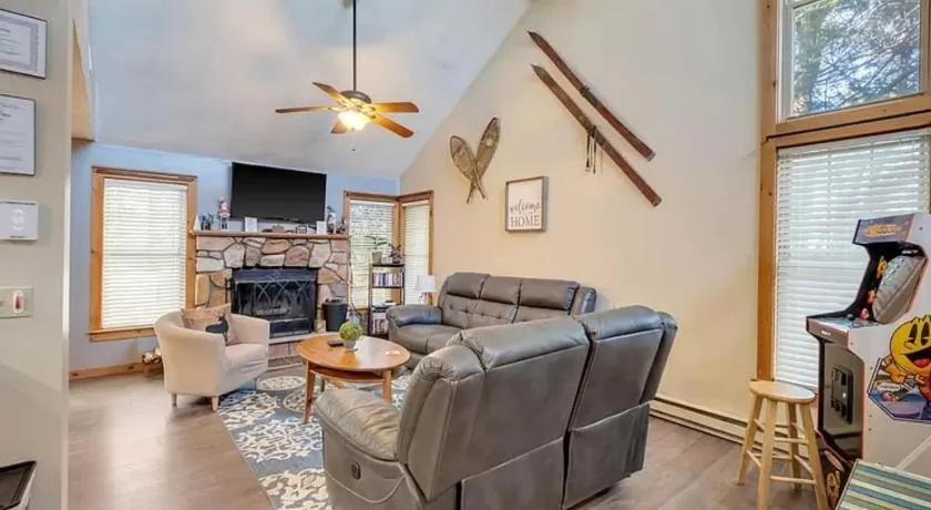 Camelback Private Home located behind Waterpark & Ski Lift - Image 1