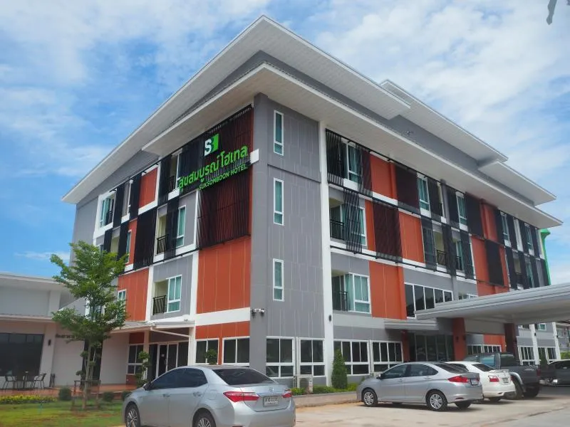 Suksomboon Hotel - Image 1