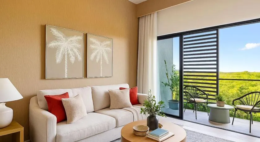 Elegant 3BR Condo Near Airport - Image 1