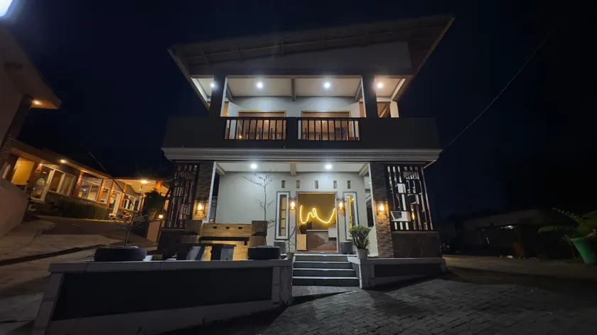Sky View Bromo Guest House - Image 1