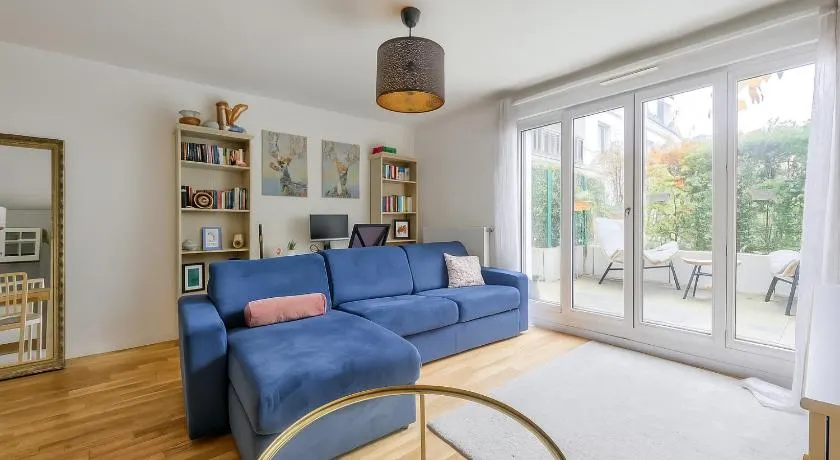 Nice 1BR flat with lovely terrace and parking - Image 1