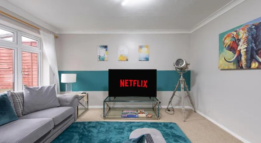 4 BR Maidstone Spacious House -Drive Parking sleeps 7 - Image 1
