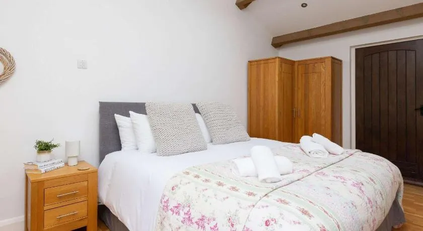 Buttercup - Super King Ensuite Room in Sidlesham - Image 1