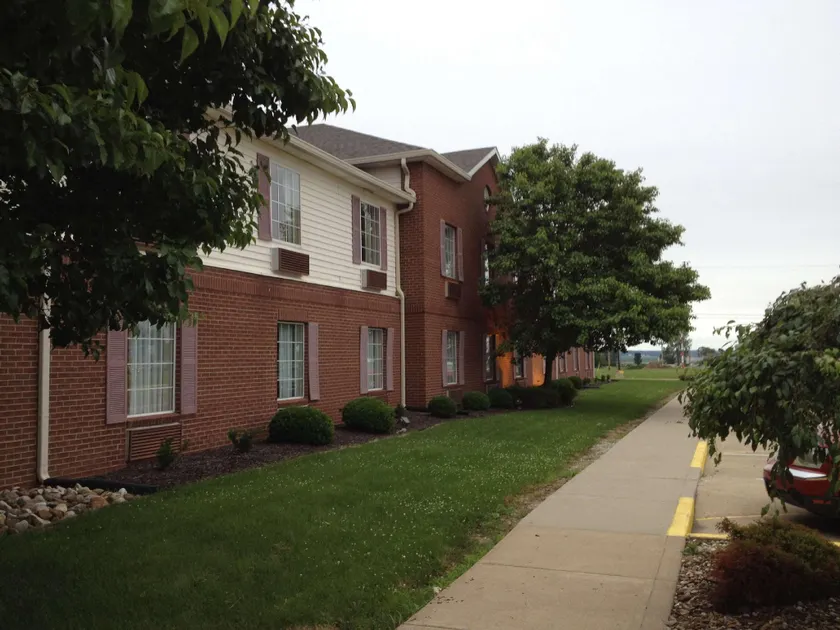 Country Hearth Inn & Suites Willard - Image 1