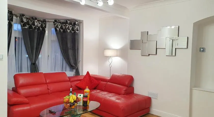 Glasgow Comfortable and Modern 3 Bedroom Mid Terraced Villa - Image 1