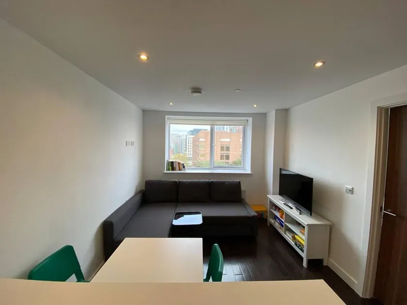 Modern 1+1 flat next to Sutton train station - Image 1
