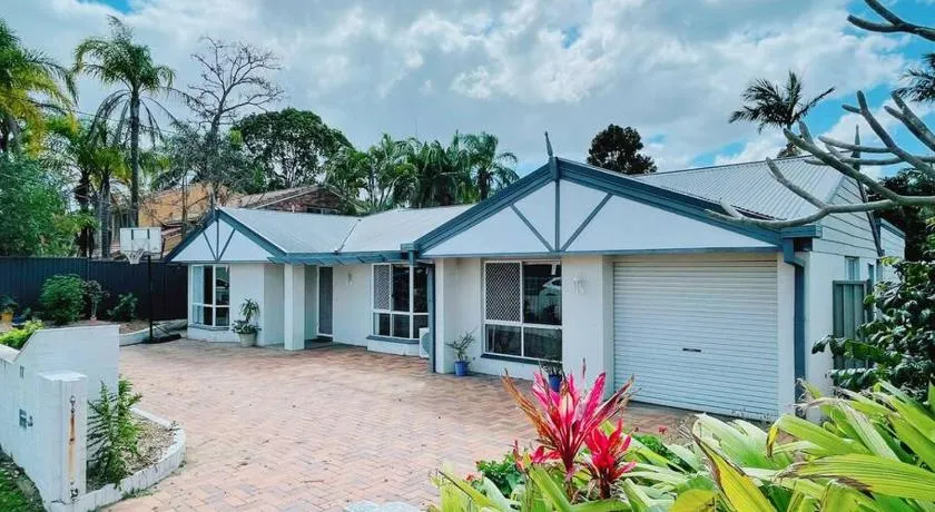 Cheerful 5 Bedroom Holiday Destination - Image 1