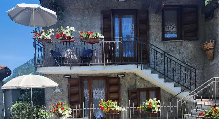 La Casetta di Laura intera casa parcheggio gratuito dista 5 chilometri da Varenna - Image 1