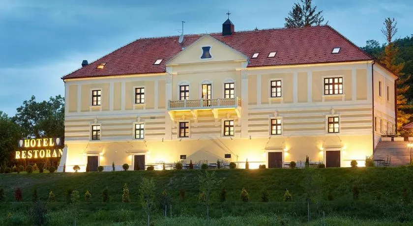 Hotel & Restoran Dvorac Gjalski - Image 1