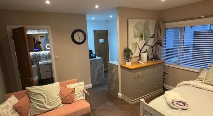 1 double bed studio with private access and parking - Image 1
