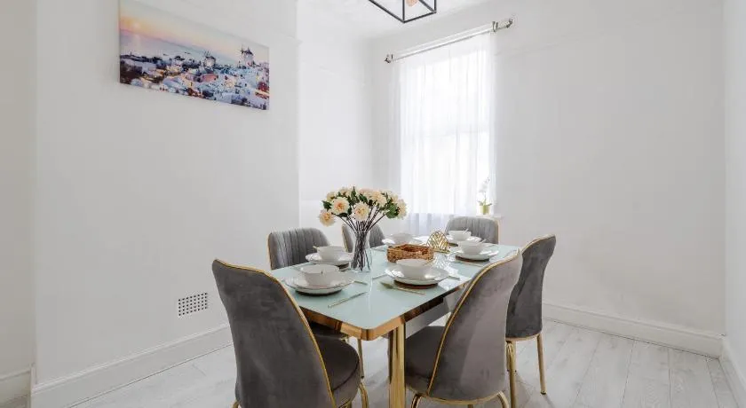 Mersey View 4 Bedroom by Liverpoollux Next To Everton Stadium - Image 1