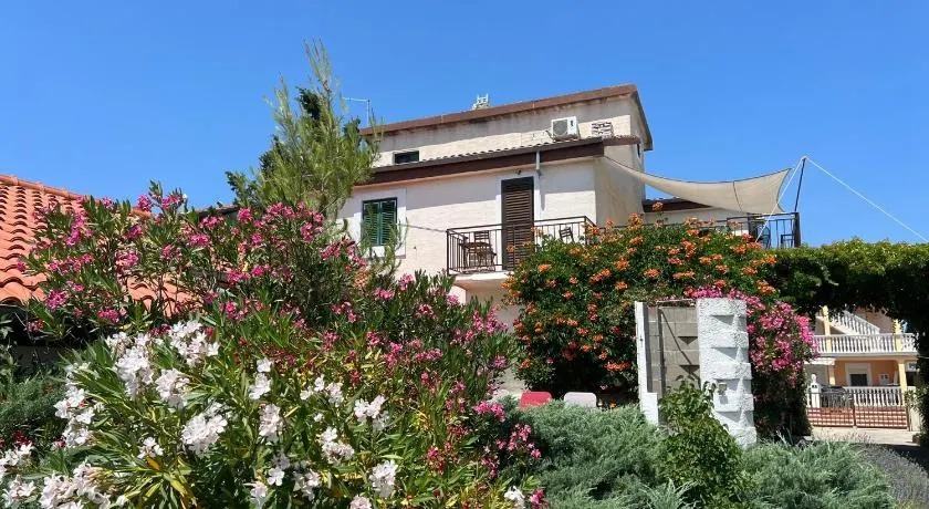 PIROVAC APARTMENTS *** - Image 1