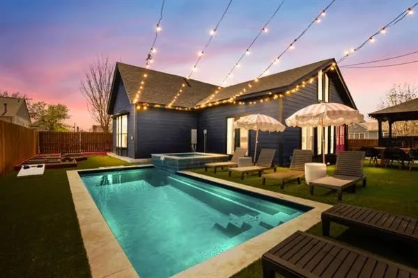 10 Min 2 Downtown, Heated Pool, Hot Tub, Putt Putt - Image 1