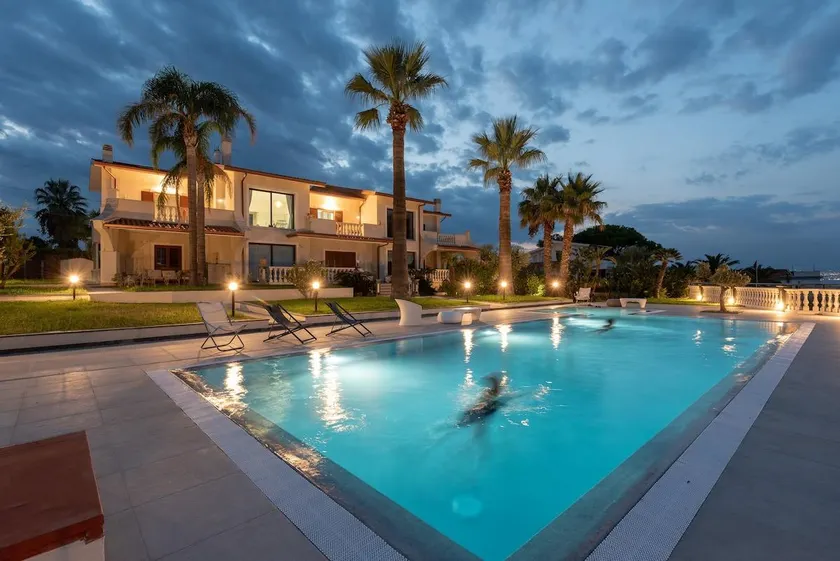 The View - Waterfront apartment with pool - Image 1