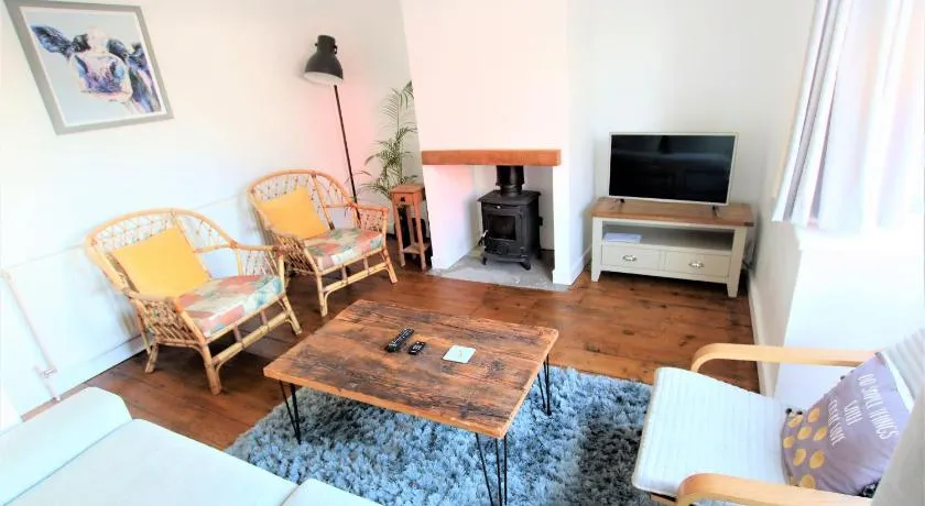 Contemporary Home in Friendly Easton - Free Parking - Image 1