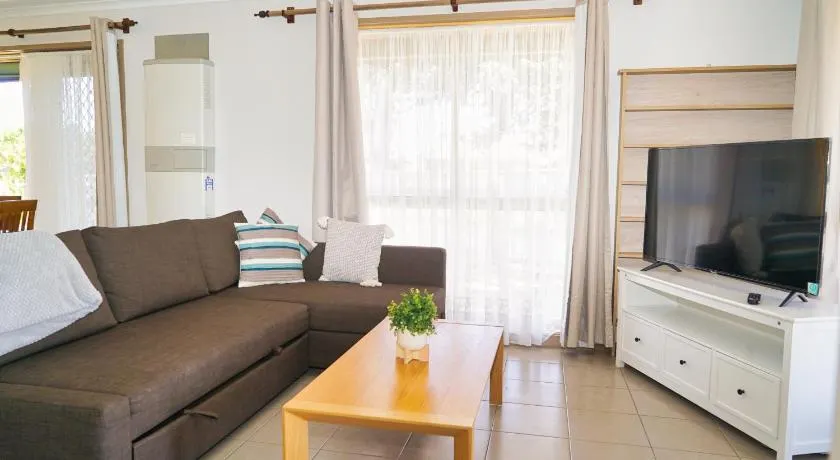 COZY 2 BEDROOM HOUSE /MELBOURNE - Image 1