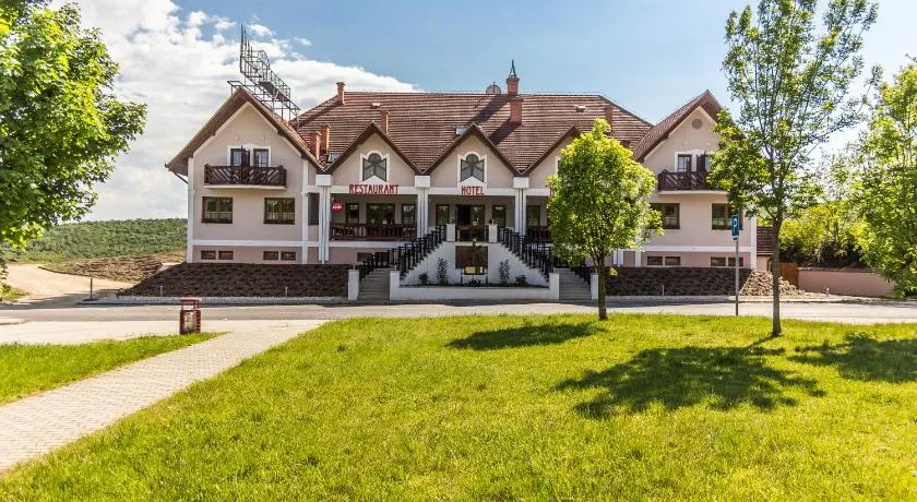 M1 Szekér Csárda Hotel és Étterem - Image 1