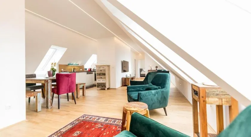 Große Dachgeschosswohnung im Herzen von Graz - Image 1