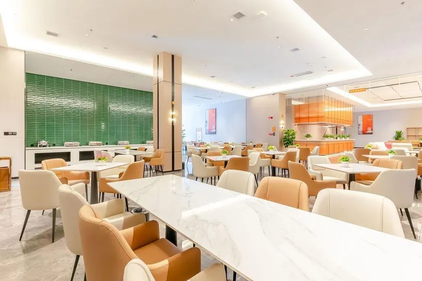 Four Seasons Garden Hotel - Image 1