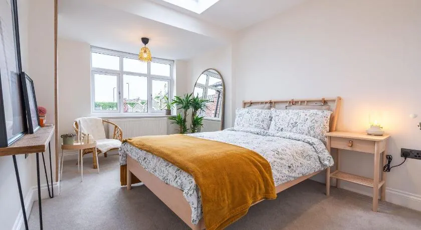 Nature Inspired Bungalow with 3 rooms - 10 mins from Manchester Airport - Image 1