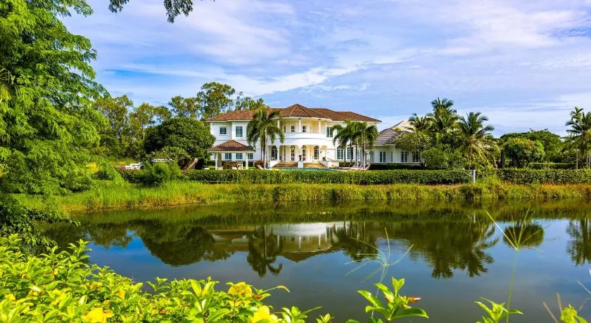 The White House, Palm Hills Golf and Country Club - Image 1