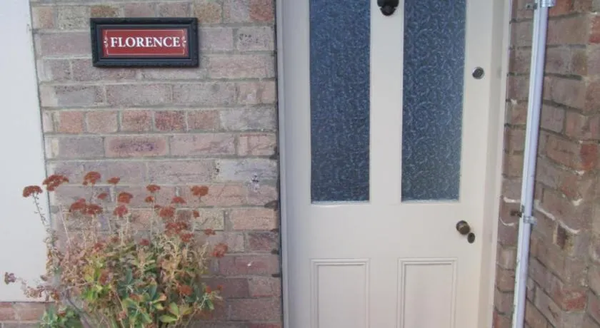 Comfortable Victorian Terrace close to shops - Image 1