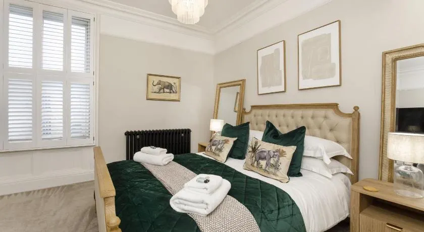 65 Monkgate Sleeps 10 with parking - Image 1