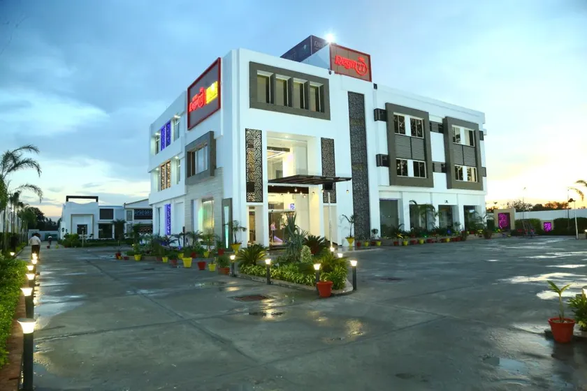 REGAL77 HOTEL - Image 1