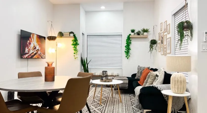 Modern 3BR Oasis Free Parking - Image 1