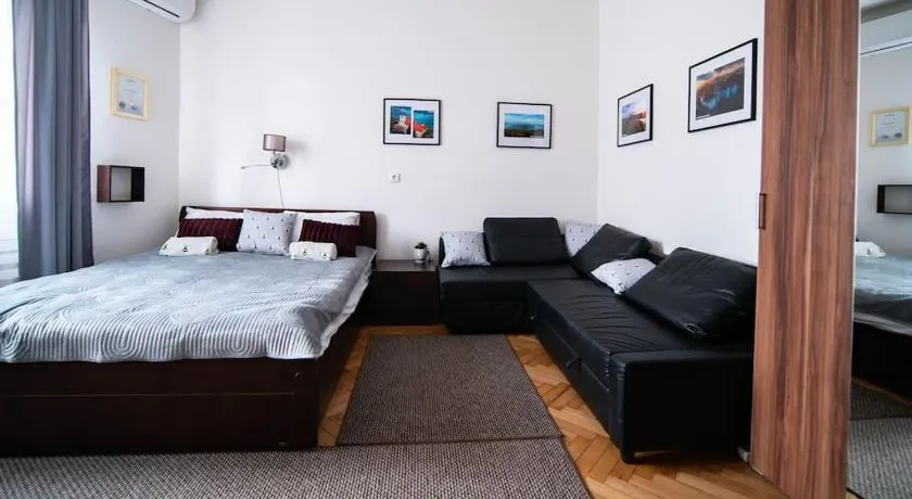 BumbleBee Apartment with AC - Image 1