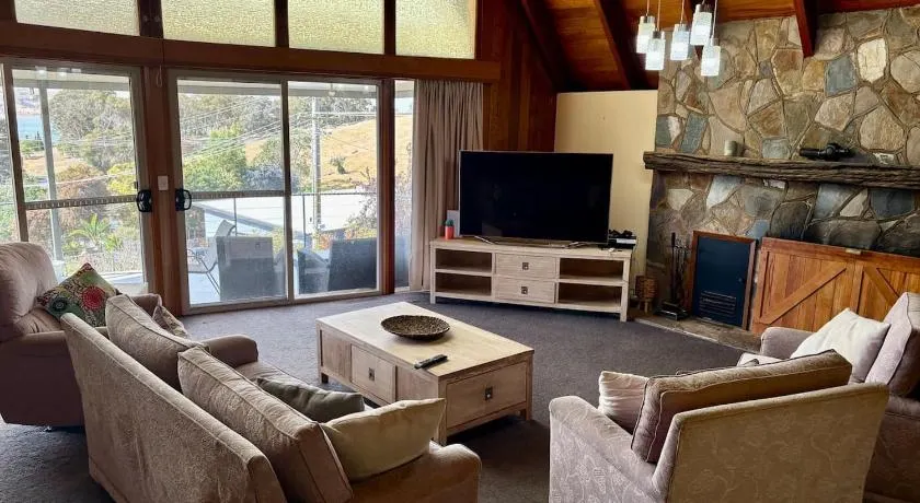 Lodge on the Lake - Image 1