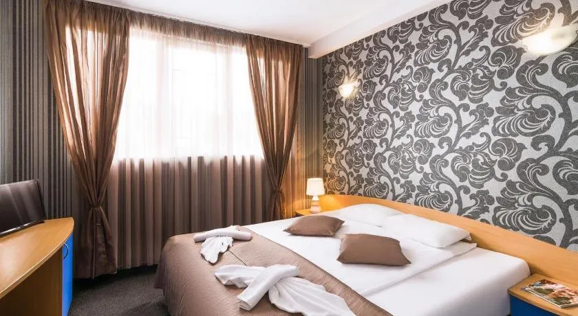 Hotel Central Point - Image 1