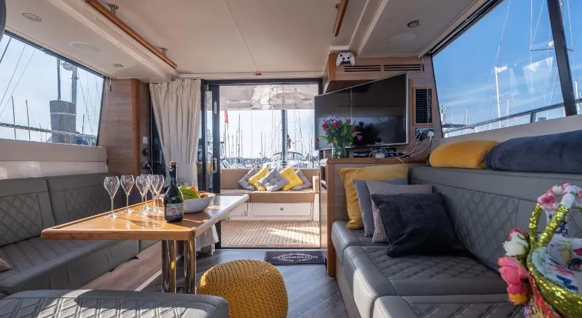 2BR Heated Yacht, Lymington Centre, Beautiful View - Image 1