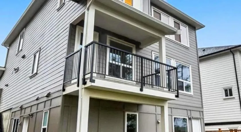 Quiet Private Room Victoria - PS5, Fast WiFi, Parking - Image 1