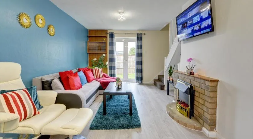 3-bed House, sleeps 8, Next to Park - Image 1
