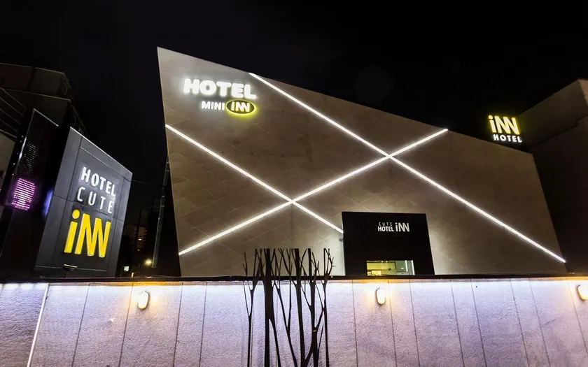 In Hotel Seoul - Image 1