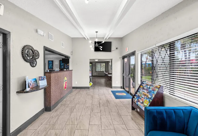 Super 8 by Wyndham Lantana West Palm Beach - Image 1
